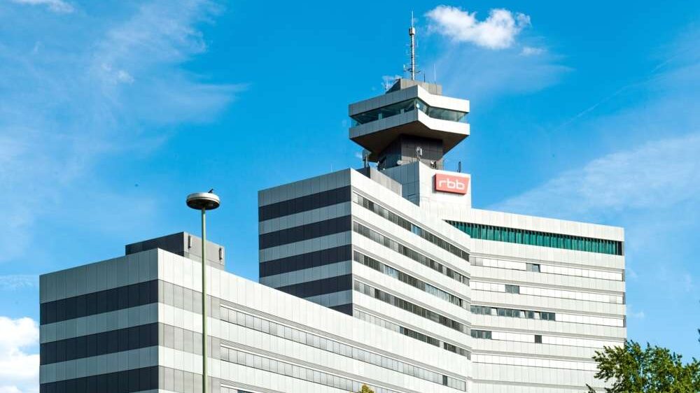 Gebäude Fernsehzentrum rbb Standort Berlin vor blauen Himmel