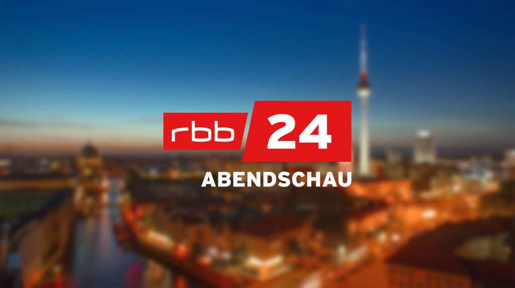 rbb 24 Abendschau Logo vor verschwommener Nachtaufnahme von Berlin
