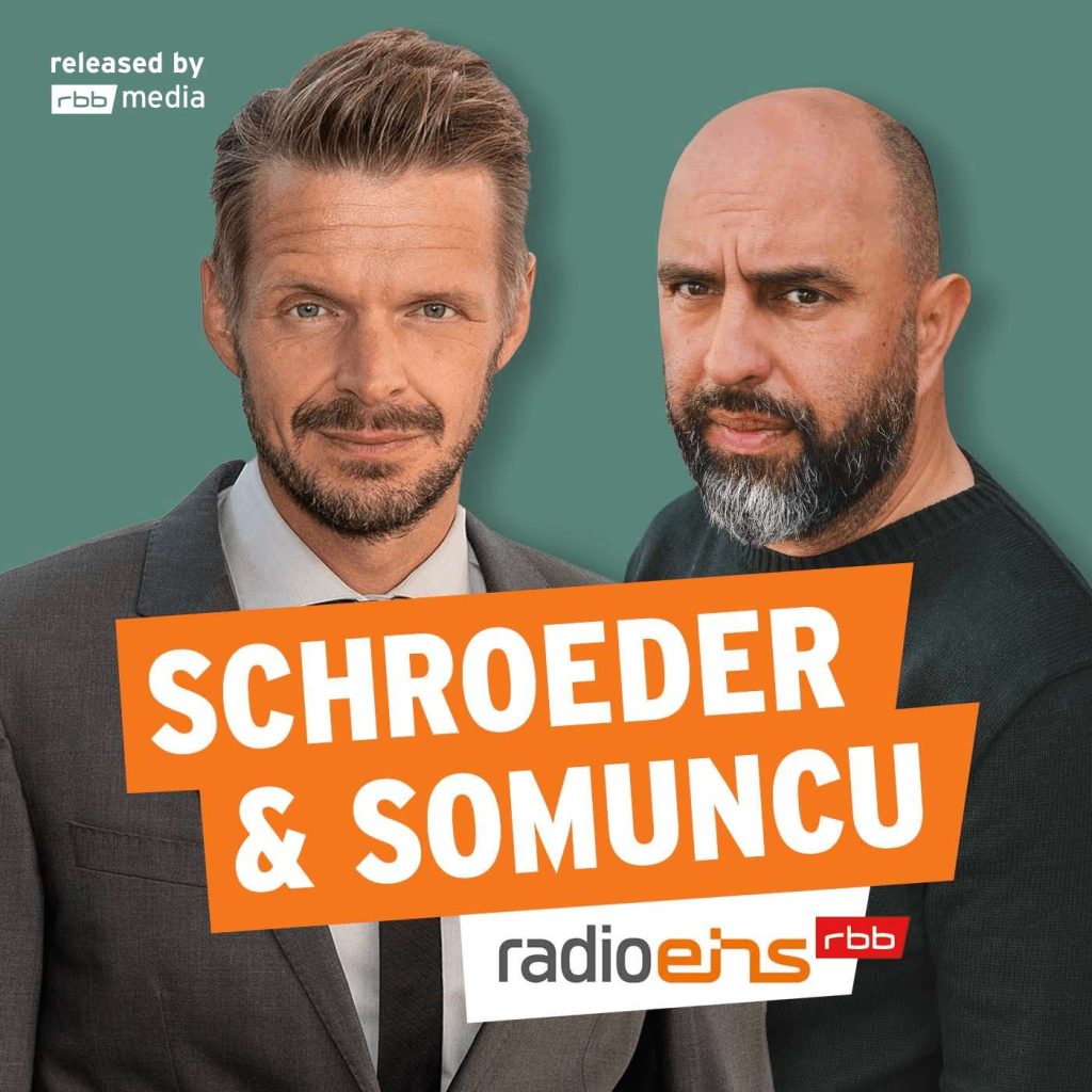 Podcast Plakat für Schroeder und Somuncu. Zwei Männer schauen in die Kamera davor die Schriftzüge "Schroeder & Somuncu" sowie etwas kleiner "radioeins rbb"